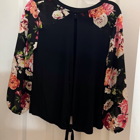 T.D.C. EUC BLACK BLOUSE WITH OPEN BACK & LONG ROSE SLEEVES - Picture 10 of 11